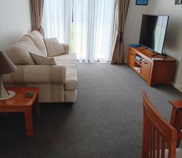 Kaiaua Apartment | Relax at Kaiaua Bayview Farm Apartment - Rated 9.6/10
