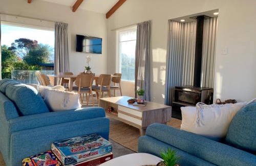 Kaikoura Hotel | Guest Rated: Kaikōura Peaks eMotel with Hot Tub & Breakfast