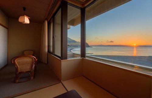 Asamushi Onsen Hotel | Exceptional Kaisenkaku: Family-Friendly with Hot Tub Access