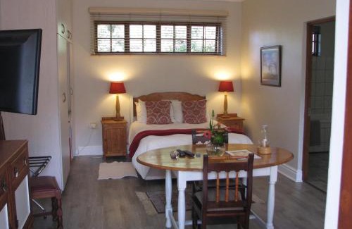 Grahamstown Bed & Breakfast | Experience Kaiser's B&B: Pet-Friendly Stay with Pool & Breakfast