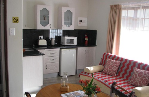 Grahamstown Bed & Breakfast | Experience Kaiser's B&B: Pet-Friendly Stay with Pool & Breakfast