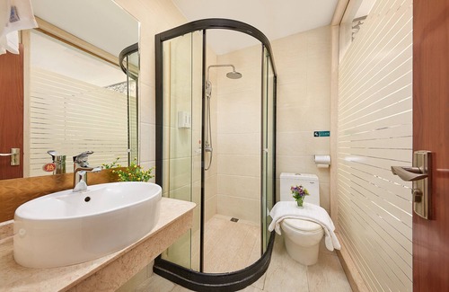 Huadu Hotel | Convenient Kaiserdom Hotel Near Airport with Pool & Spa