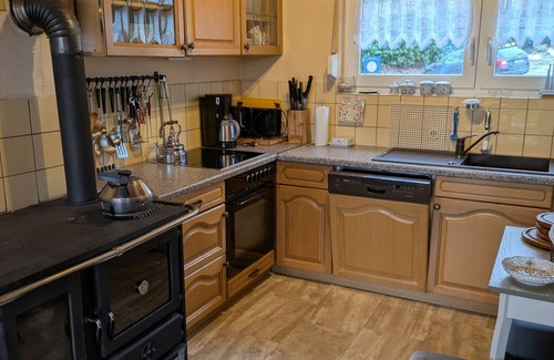 Hallenberg Apartment | Cozy Kaisers Bauernstube: Family-Friendly with Spa & Kitchen