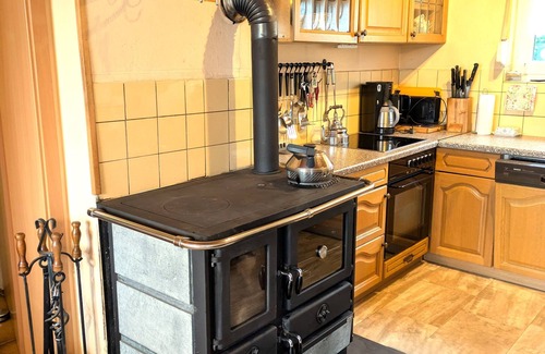 Hallenberg Apartment | Cozy Kaisers Bauernstube: Family-Friendly with Spa & Kitchen