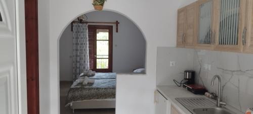 Koukounaries House | Top-Rated Kaiti Studios 1: A Guest Favorite at 9.2/10