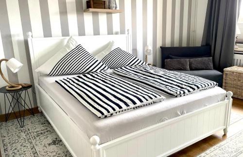 Groemitz Apartment | Discover Kajüte 11 Grömitz: Pet-Friendly Oceanfront Escape