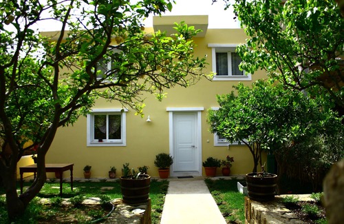 Nopigia Apartment | Top-Rated Kaktos: Oceanfront Retreat with Pool & Breakfast
