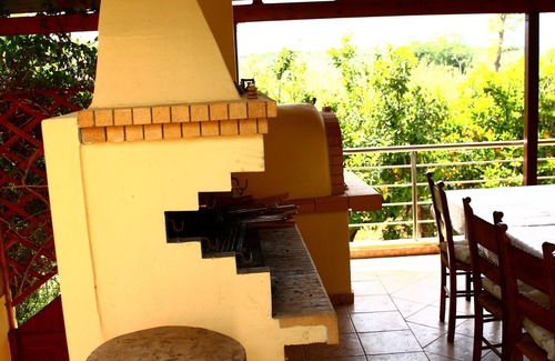 Nopigia Apartment | Top-Rated Kaktos: Oceanfront Retreat with Pool & Breakfast