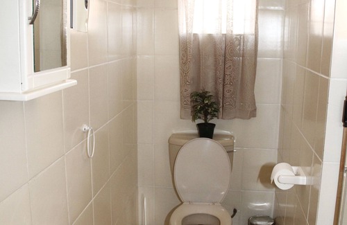 Emalahleni House | Cozy Kalahari Guest House with Pool & Breakfast Included