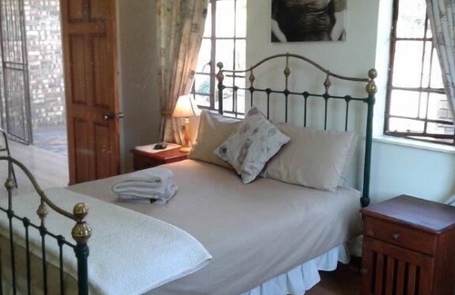 Emalahleni House | Cozy Kalahari Guest House with Pool & Breakfast Included