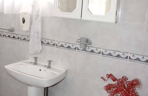 Emalahleni House | Cozy Kalahari Guest House with Pool & Breakfast Included