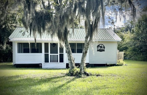 Darien Cottage | Convenient Kallie’s Cottage: Steps from the Waterfront