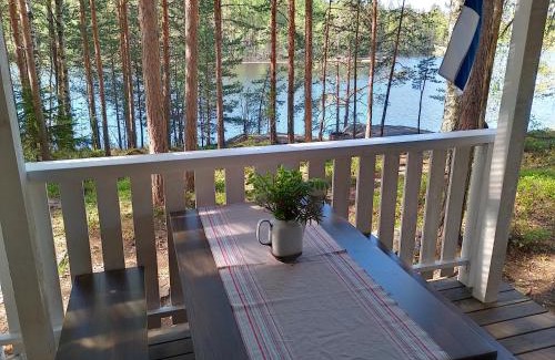 The Lakelands Cabin | Oceanfront Kalliomökki: Pet-Friendly with Private Beach