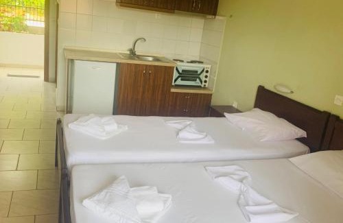 Ormos Panagias Apartment | Pet-Friendly Retreat at Kallisti with Breakfast & Fireplace