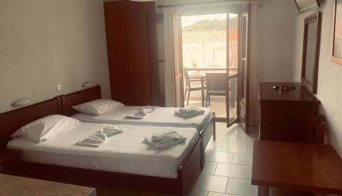 Ormos Panagias Apartment | Pet-Friendly Retreat at Kallisti with Breakfast & Fireplace