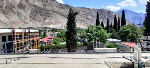 Gilgit Hotel | Inviting Kallisto Hotel: Eco-Friendly Stay with Hot Tub