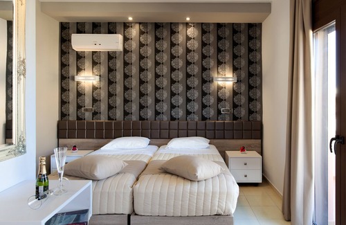 Platanias Town House | Beautiful Kallitsakis Beach with Oceanfront Pool & Breakfast