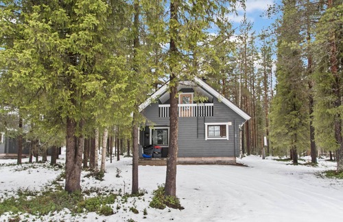Yllas House | Scenic Retreat at Kaltiotievantie 2 with Spa & Lake View