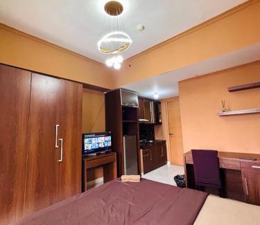 Pondokcina Apartment | Discover Kamar Apartemen Harian: Poolside Comfort in Depok