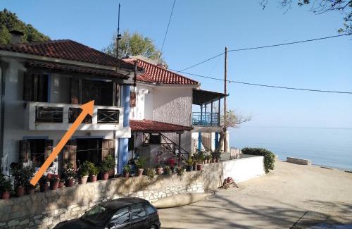 Keramidi House | Pet-Friendly Kamari Beach Guest House with Breakfast Included