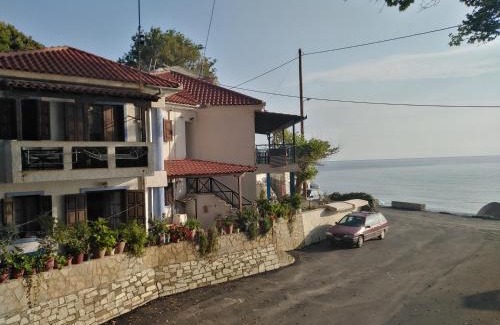 Keramidi House | Pet-Friendly Kamari Beach Guest House with Breakfast Included