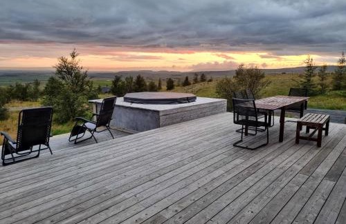 Storinupur Villa | Elegant Kambar Hotel: Guest Rated 9/10 with Pool & Hot Tub