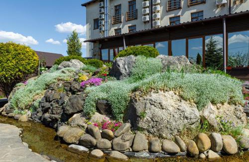 Ternopil Hotel | Discover Kamelot: Inviting Retreat with Pool & Hot Tub