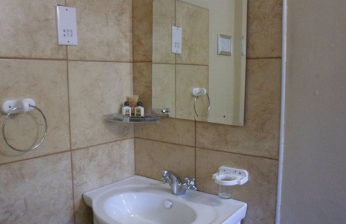 Gumare House | Budget-Friendly Kamore Guest Inn with Family Amenities