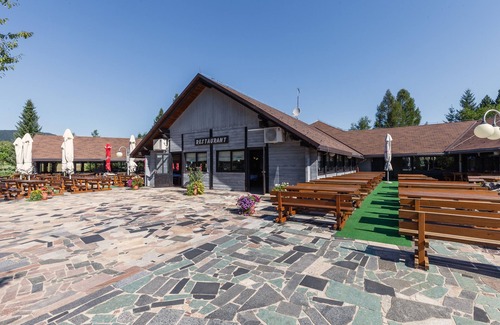 Catrnja RV Rental | Discover Kamp Korana: Pet-Friendly Retreat with Breakfast