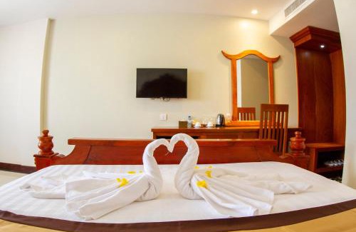 Stueng Saen Hotel | Relax at Kampong Thom Palace Hotel with Pool & Ocean View