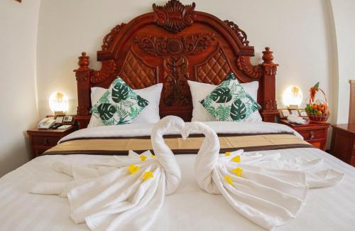 Stueng Saen Hotel | Relax at Kampong Thom Palace Hotel with Pool & Ocean View