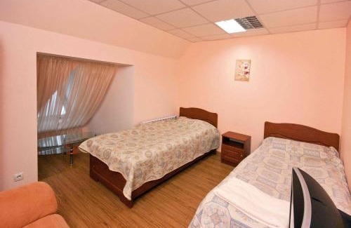 Mizhhirya Resort | Discover Kamyanka: Relax by the Pool and Enjoy Breakfast