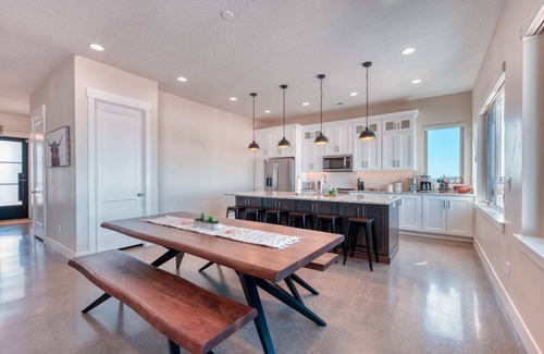 Kanab House | Relaxing Kanab Home with Pool, Hot Tub & Pickleball Courts