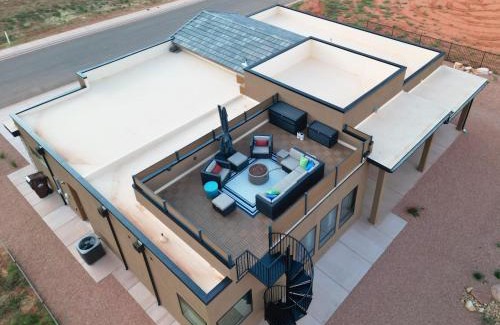 Kanab House | Discover Kanab Villa Oasis with Rooftop Deck & Pool