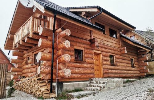 Kostolna Ves Ski Chalet | Inviting Kanadský zrub: Pet-Friendly Stay with Hot Tub