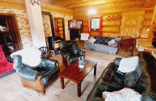 Kostolna Ves Ski Chalet | Inviting Kanadský zrub: Pet-Friendly Stay with Hot Tub