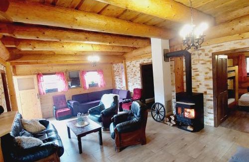 Kostolna Ves Ski Chalet | Inviting Kanadský zrub: Pet-Friendly Stay with Hot Tub