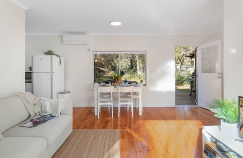 Currarong Cottage | Discover Kangaroo Cottage: Ocean Views & Nature Retreat