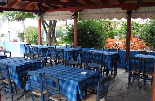 Kassandra Apartment | Cozy Kangaroo Hotel: Pet-Friendly with Oceanfront View