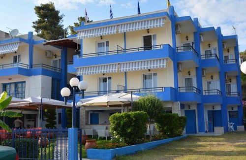 Kassandra Apartment | Cozy Kangaroo Hotel: Pet-Friendly with Oceanfront View