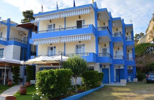 Kassandra Apartment | Cozy Kangaroo Hotel: Pet-Friendly with Oceanfront View