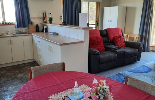 Kingscote Cottage | Pet-Friendly Kangaroo Island Accommodation with Breakfast