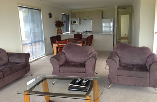 Kingscote House | Oceanfront Kangaroo Island Bayview Villas - Rated 9.2/10