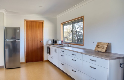 Bumbaldry Cottage | Kangarooby Cottage – Peaceful Off-Grid Escape with Spa