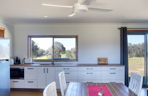 Bumbaldry Cottage | Kangarooby Cottage – Peaceful Off-Grid Escape with Spa
