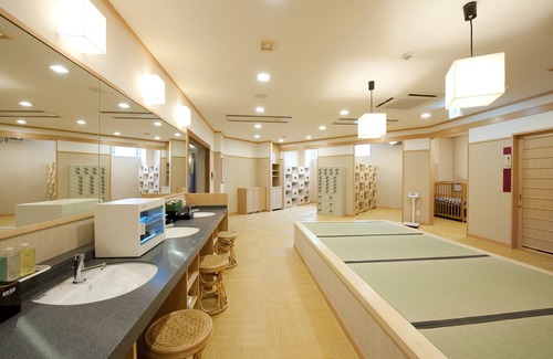 Obihiro House | Relax at Kangetsuen: Spa, Hot Tub & Family-Friendly Fun