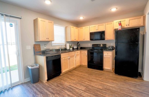 Kannapolis House | Elegant Townhouse in Kannapolis with Family-Friendly Amenities