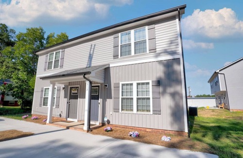 Kannapolis House | Elegant Townhouse in Kannapolis with Family-Friendly Amenities