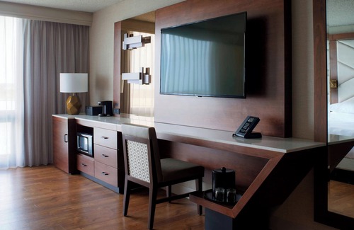 Waldron Hotel | Comfortable Stay at Kansas City Airport Marriott