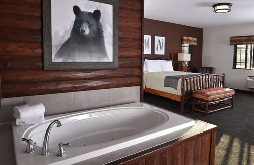 Independence Hotel | Relaxing Lakeside Lodge in Kansas City with Family Amenities